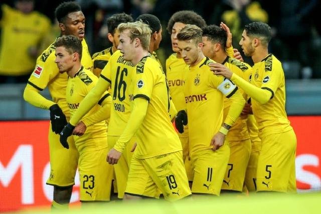  拜仁慕尼黑主场大胜，多特登顶积分榜  